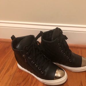 High top sneakers zipper on side